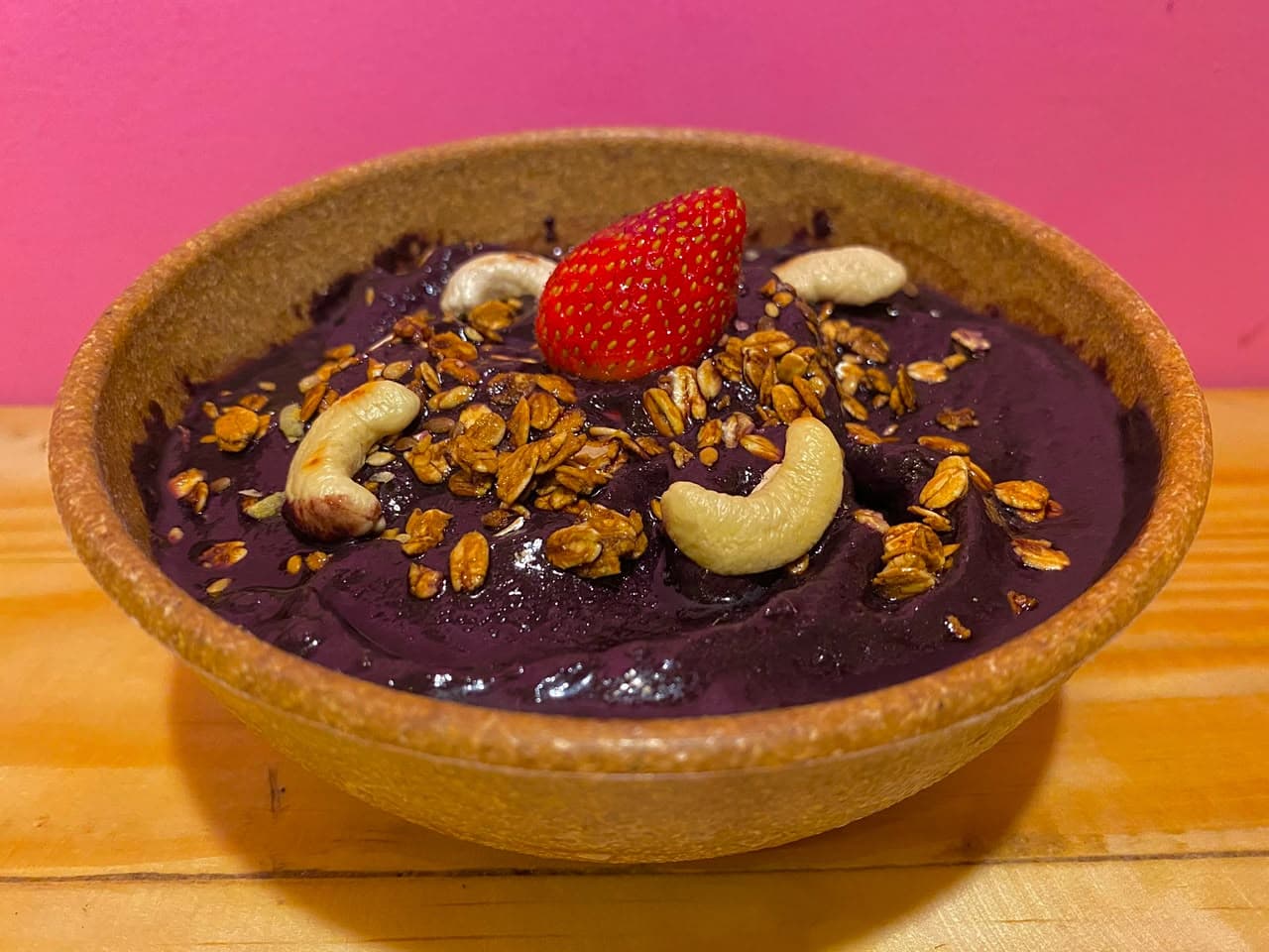 Açaí com morango, granola e castanha de caju